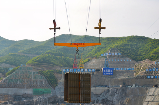 孔口鋼襯吊裝過程。彭書園 攝.jpg